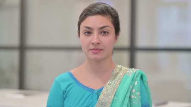 Portrét indické ženy třese hlavou jako Ano znamení, Schválení — Stock video