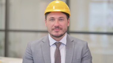 Orta Çağ Mühendisinin İşaretini Gösteren Portresi 