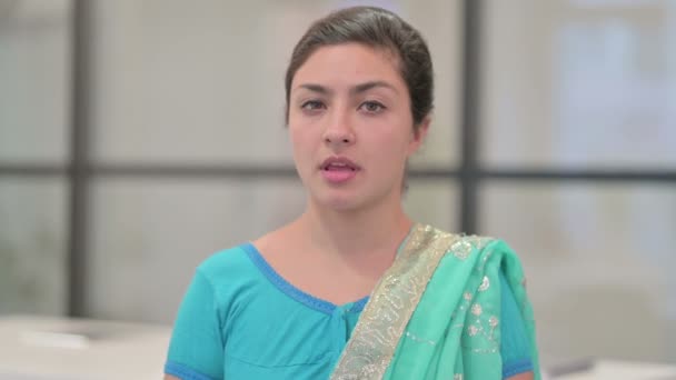 Ritratto di donna indiana che mostra Pollici verso il basso Gesto — Video Stock