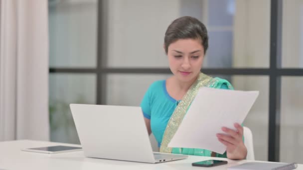 Індійська жінка з документами для читання ноутбуків в офісі — стокове відео