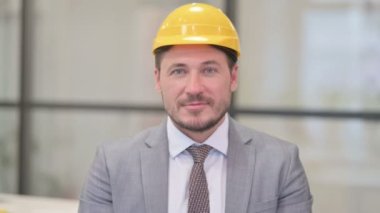 Heyecanlı Orta Çağ Mühendisinin Portresi Başarı Kutlaması 