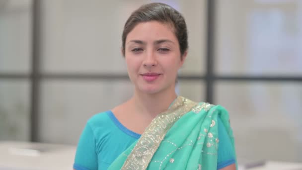 Retrato de la atractiva mujer india sonriendo ante la cámara — Vídeos de Stock