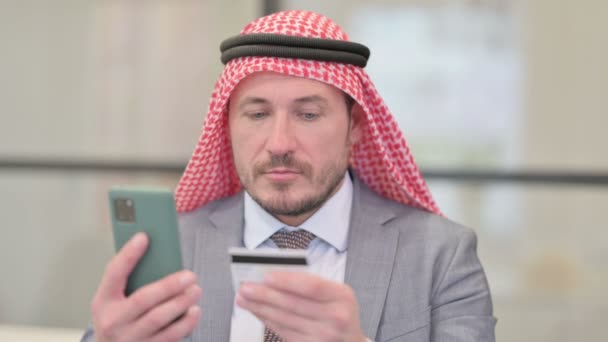 Arabischer Geschäftsmann mittleren Alters mit erfolgreichem Online-Bezahlen per Smartphone — Stockvideo
