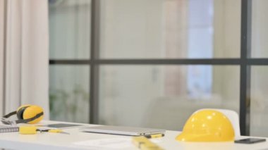 Orta Çağ Mühendisi Ofiste Dizüstü bilgisayar Açıyor