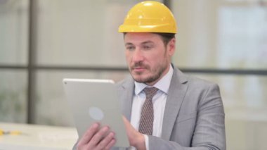 Ofiste Tablet kullanan Çekici Orta Çağ Mühendisi Portresi 
