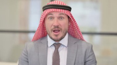 Heyecanlı Orta Çağ Arap İş Adamı Başarıyı Kutlarken Portresi 