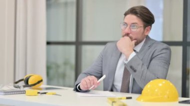 Ofiste Kağıt Yazarken Düşünen Orta Çağ Mühendisi