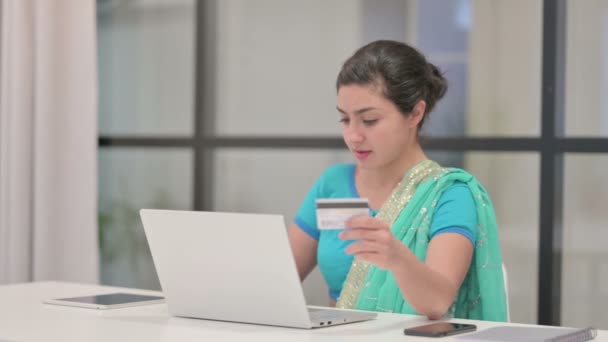 Індійська жінка успішно платить онлайн за ноутбук — стокове відео