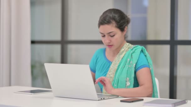 Mulher indiana com dor de pulso ao usar laptop no escritório — Vídeo de Stock