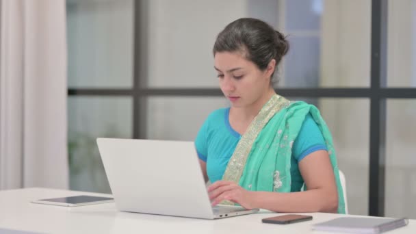 Indiase vrouw werkt op laptop in het kantoor — Stockvideo