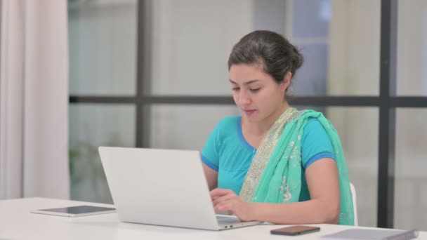 Индийская женщина показывает пальчики вверх знак при использовании ноутбука в офисе — стоковое видео