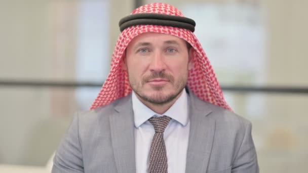Portret van Arabische zakenman uit de Middeleeuwen met duimen omlaag gebaren — Stockvideo