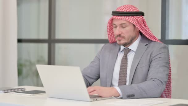Hombre de negocios árabe de mediana edad sacudiendo la cabeza como ninguna señal mientras se utiliza el ordenador portátil — Vídeo de stock