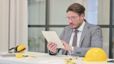 Orta Çağ Mühendisi Ofisteki Tablet 'e Video Çağrısı Yapıyor 