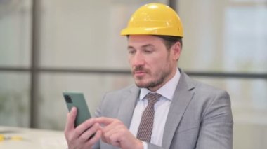 Smartphone kullanan Orta Çağ Mühendisi Portresi