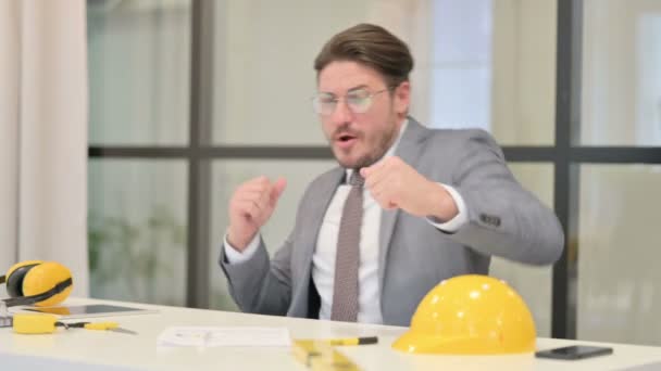 Boldog középkorú mérnök tánc közben ünneplés az irodában — Stock videók