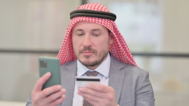 Ritratto Imprenditore arabo di mezza età con fallimento di pagamento online su Smartphone — Video Stock