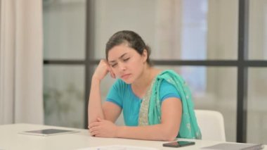 Uykulu Hintli kadın ofiste otururken kestiriyor