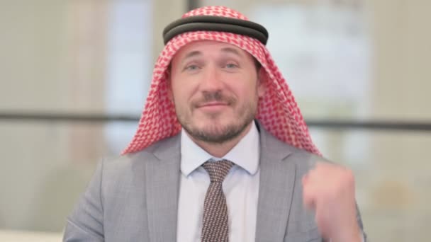 Retrato del empresario árabe de mediana edad bailando en el cargo — Vídeo de stock
