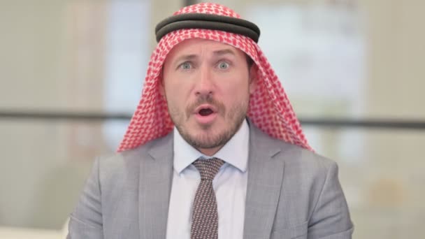 Ritratto di uomo d'affari arabo medioevale deluso che reagisce alla perdita — Video Stock