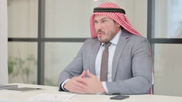Rozrušený středověký arabský podnikatel, který se cítí ustaraně, když sedí v kanceláři — Stock video