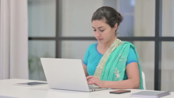 Indische Frau hat Rückenschmerzen, während sie Laptop im Büro benutzt — Stockvideo