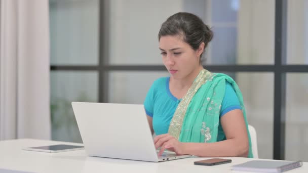 Индийская женщина кашляет при использовании ноутбука в офисе — стоковое видео