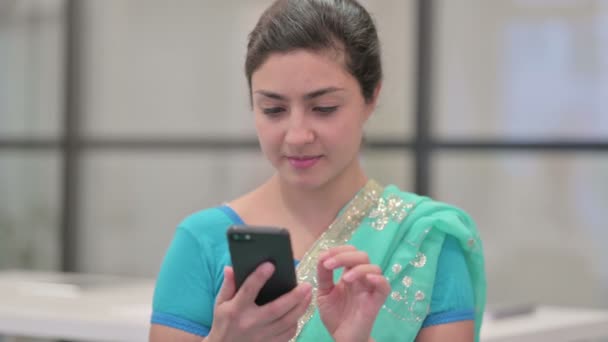 Retrato de mulher indiana usando Smartphone — Vídeo de Stock