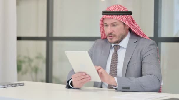 Imprenditore arabo di mezza età che celebra il successo sul tablet in ufficio — Video Stock