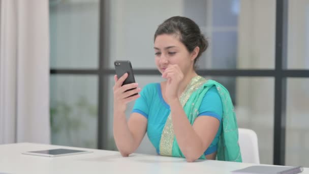 在办公室使用智能手机的迷人的印度女人 — 图库视频影像