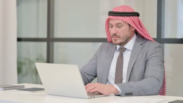 Middle Aged Arab Businessman Βήχας κατά τη χρήση Laptop στο γραφείο — Αρχείο Βίντεο