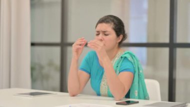 Ofiste oturan üzgün Hintli kadın endişeli hissediyor.