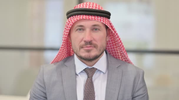 Porträt eines attraktiven arabischen Geschäftsmannes mittleren Alters, der in die Kamera lächelt — Stockvideo