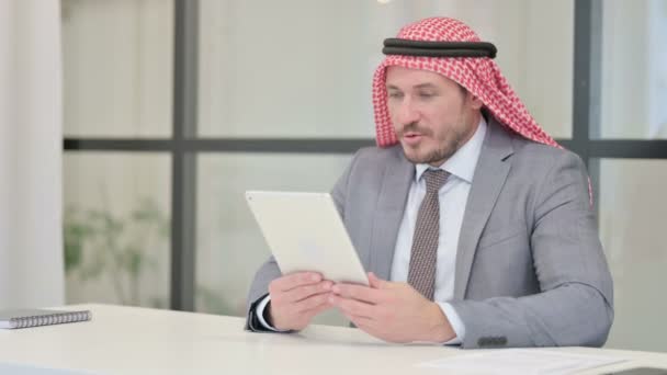 Moyen Age Arabe Homme d'affaires faisant appel à la vidéo sur tablette au bureau — Video