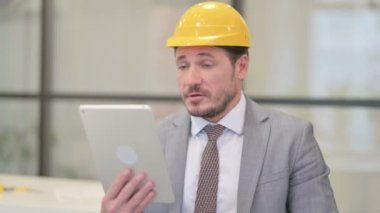 Ofisteki Orta Çağ Mühendisi 'nin Tablet Üzerine Görüntü Çağrısı Portresi 