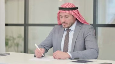 Orta Çağ Arap İşadamı Ofiste Kağıt Yazarken Düşünüyor
