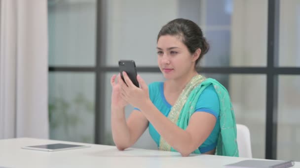 成功的印度女人在智能手机上庆祝 — 图库视频影像
