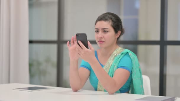 Mujer india molesta reaccionando a la pérdida en el teléfono inteligente — Vídeo de stock