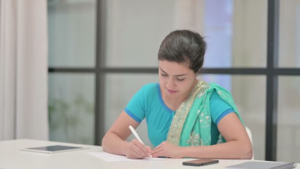 Femme indienne écrivant sur papier au bureau — Video
