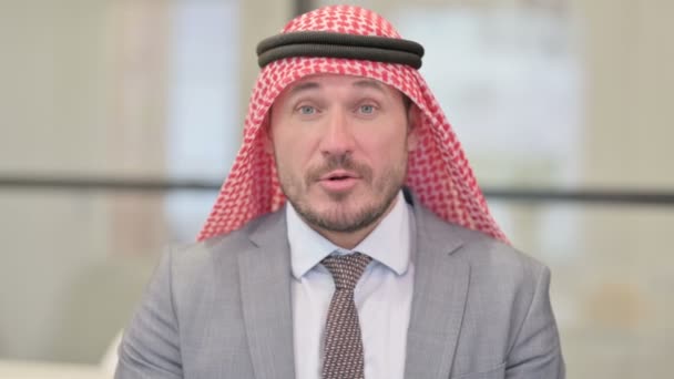 Porträt eines arabischen Geschäftsmannes mittleren Alters im Gespräch über Online-Videoanrufe — Stockvideo