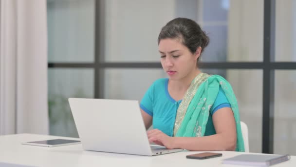 Mulher indiana reagindo à perda ao usar o portátil — Vídeo de Stock