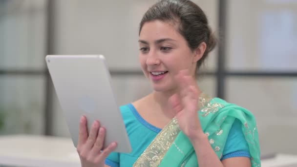 Portræt af videoopkald på tablet af indisk kvinde i kontor – Stock-video