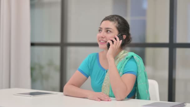 Індійська жінка розмовляє по телефону в офісі — стокове відео