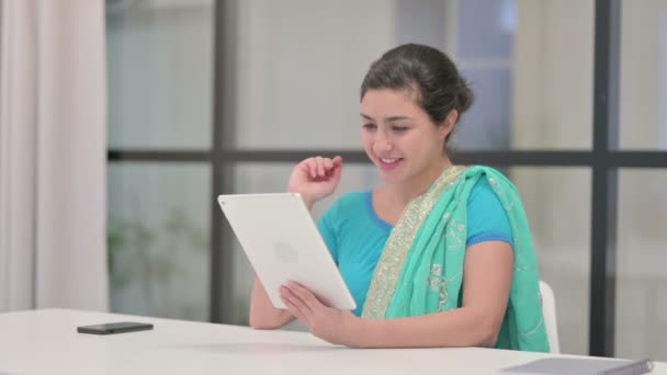 Indiase vrouw het maken van video call op tablet in Office — Stockvideo
