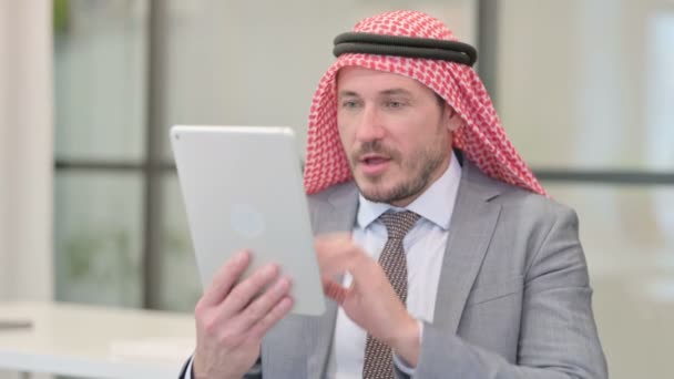 Portret van Video Oproep op Tablet door Middeleeuwse Arabische Zakenman in Office — Stockvideo