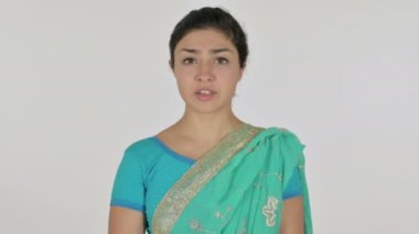 Hintli Kadın Parmaklarını Dudaklara Koyuyor, Sessizlik, Beyaz Arkaplan
