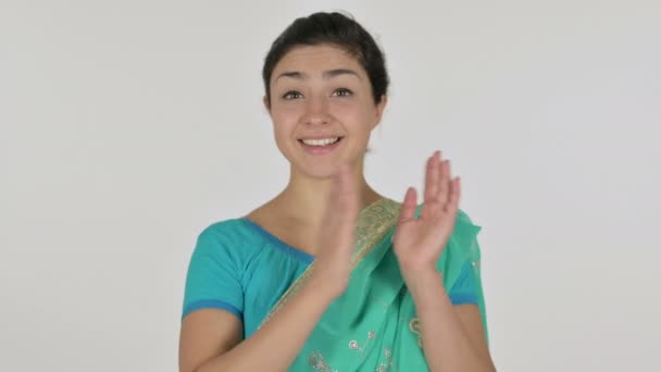 Indiaanse vrouw klappen, vreemdgaan, witte achtergrond — Stockvideo