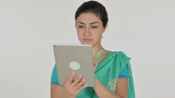 タブレットを使用してインドの女性,白の背景 — ストック動画