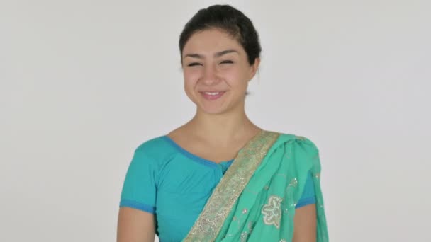 Indiase vrouw wijzend op de camera en uitnodigend, witte achtergrond — Stockvideo