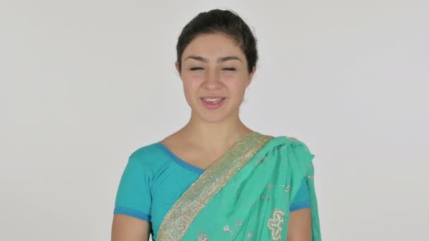 Indiase vrouw geven vliegende kus, witte achtergrond — Stockvideo